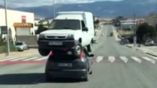 La policía busca a temerario transportista que llevó un utilitario en el techo de su auto
