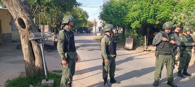 Agentes de la Gendarmería Nacional custodian la zona donde ocurrió la balacera. Foto: LT8.