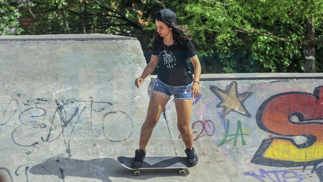 En Paraná cada vez más chicas patinan en skate