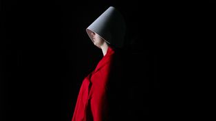 El cuento de la criada, la novela y serie de televisión de Margaret Atwood, se ha convertido en un símbolo poderoso de la lucha por el derecho al aborto. La historia distópica, que retrata un mundo donde las mujeres son privadas de sus derechos reproductivos, sirve como una advertencia sobre las consecuencias de limitar la autonomía reproductiva femenina. &nbsp;Foto: Celina Mutti Lovera &nbsp;