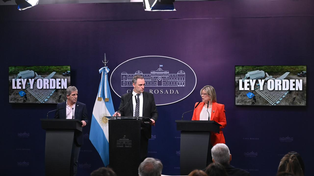 Adorni compartió la nueva conferencia de prensa con los ministros Caputo y Monteoliva.