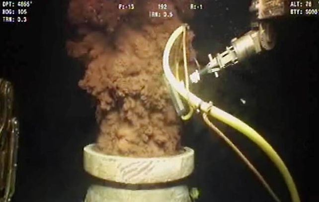 Pavoroso. La toma del pozo de la British Petroleum que estuvo 87 días vertiendo toneladas de crudo al mar.