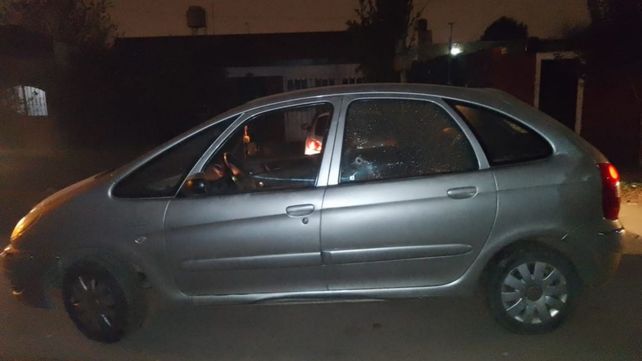 El sargento de la federal indicó que este Citroën Picasso se le cruzó y tres personas armadas intentaron asaltarlo. Hirió grave a uno de ellos.