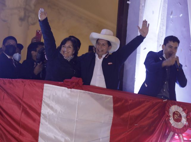 Pedro Castillo y su vice Dina Boluarte finalmente pudieron ser consagrados el lunes a la noche. Asumirán el próximo 28 de julio