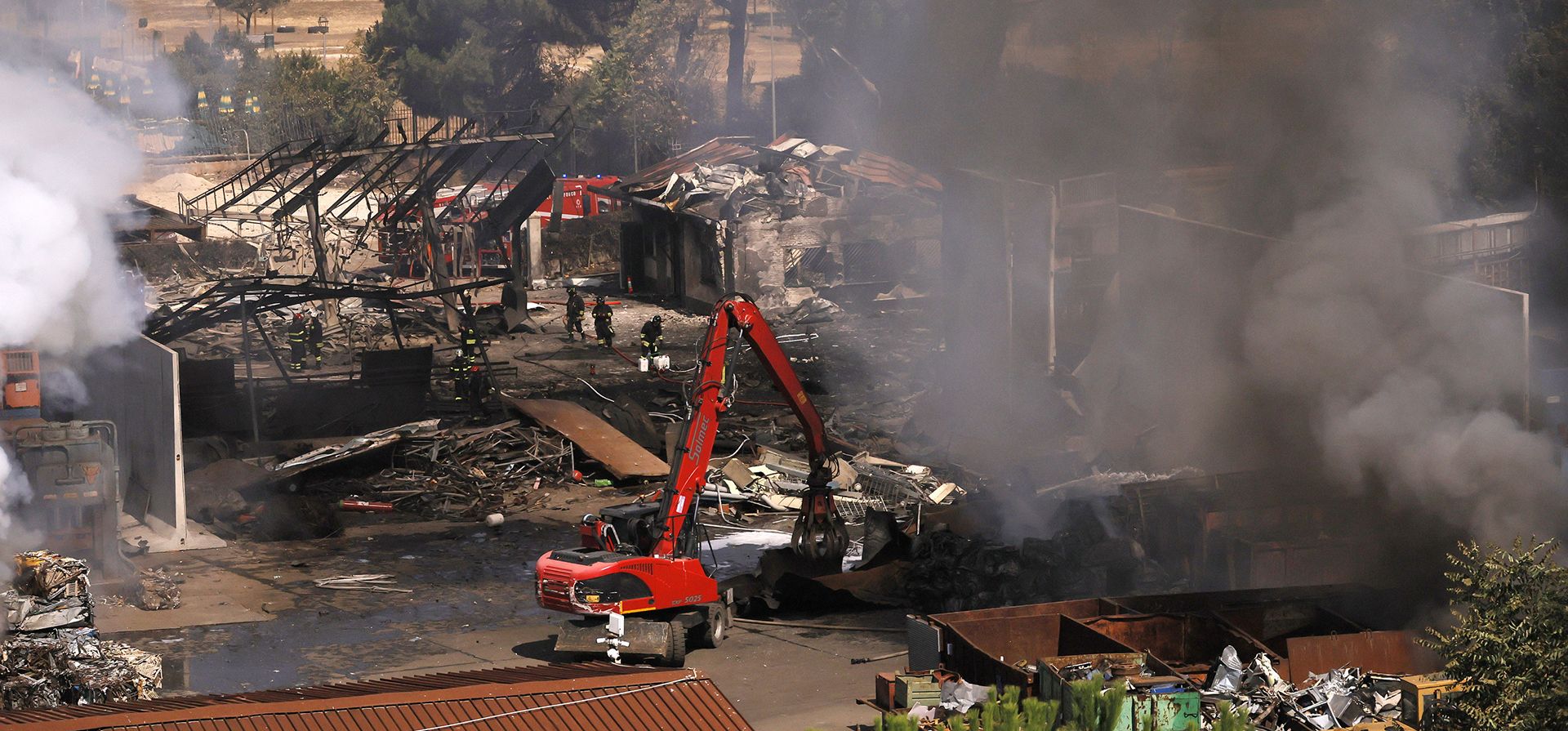 Bomberos evalúan los daños ocurridos por una explosión en una gasolinera en Roma, Italia, el viernes 4 de julio de 2025. (Cecilia Fabiano/LaPresse vía AP) Bomberos evalúan los daños ocurridos por una explosión en una gasolinera en Roma, Italia, el viernes 4 de julio de 2025. (Cecilia Fabiano/LaPresse vía AP)