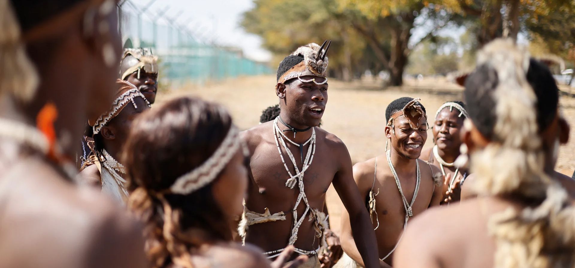 Los bailarines esperan en el aeropuerto para saludar al medallista de oro olímpico de Botsuana, Letsile Tebogo, quien ganó la prueba de atletismo masculino de 200 metros en los Juegos de París, Gaborone, Botsuana. Fotografía: Marco Longari/AFP/Getty Images Los bailarines esperan en el aeropuerto para saludar al medallista de oro olímpico de Botsuana, Letsile Tebogo, quien ganó la prueba de atletismo masculino de 200 metros en los Juegos de París, Gaborone, Botsuana. Fotografía: Marco Longari/AFP/Getty Images