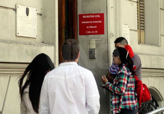Sin atención. Los trabajadores aclararon que el miércoles habrá asamblea y se realizarán trámites / Foto: Mauricio Centurión - Uno Santa Fe