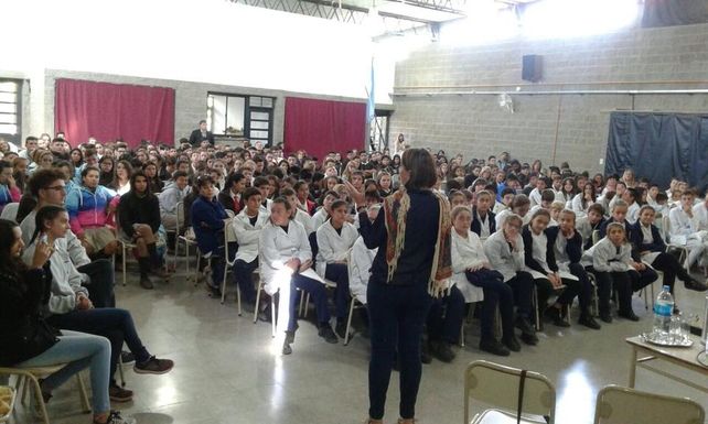 La profesora Cagrandi en plena charla con los chicos de San José de la Esquina.