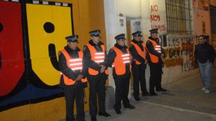 Al menos 16 ni&ntilde;os y adolescentes resisten el desalojo del hogar del padre Grassi