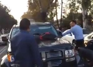 Encontró a su mujer con el amante en su auto, se puso loco y la reacción se hizo viral
