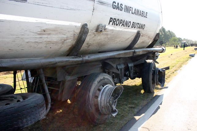 Un muerto en un choque frontal entre dos camiones en Avellaneda