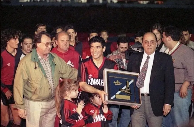 Antes del partido, Maradona recibe una plaqueta. El detalle: un joven Lionel Scaloni, a la izquierda, presenci&oacute; el hecho ya que era jugador de las inferiores de Newell's.