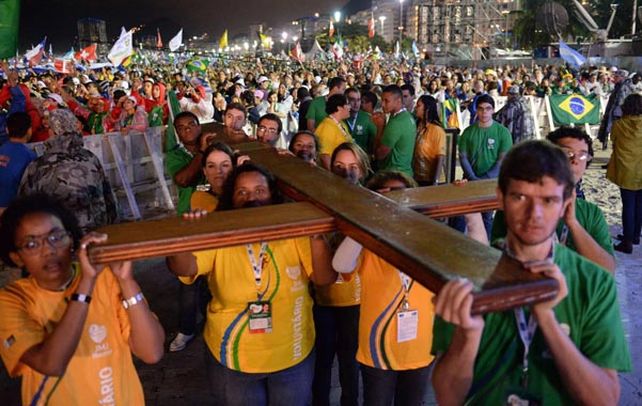 Símbolo. Una caravana de jóvenes lleva la cruz que se instaló en el altar poco antes de iniciarse la ceremonia.