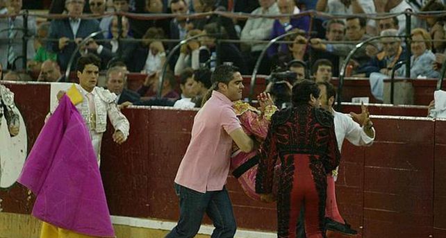 Espeluznante cornada en la cara a un torero en Zaragoza: el matador est&aacute; grav&iacute;simo