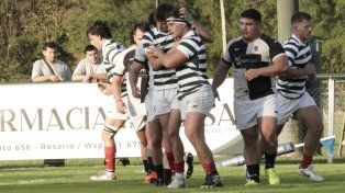 Tras una jugada preparada, el hooker Alejo Pereira Tauzy apoyó el primer try de Jockey Club y recibe las felicitaciones de su compañero.