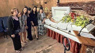Tiene 80 años, organizó su propio funeral en vida y sorprendió a familiares y amigos