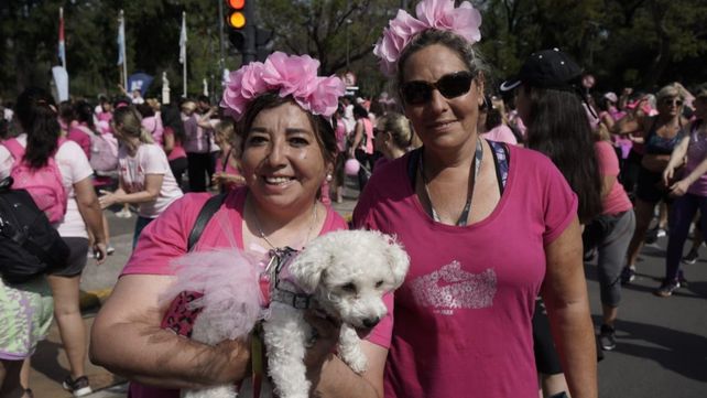Postales de la caminata rosa para concientizar sobre el cáncer de mama
