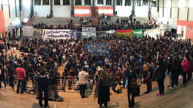 Una multitud despide los restos de Micaela García