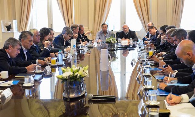 Macri encabezó una reunión de gabinete y bajó un mensaje sobre el dólar y las tarifas