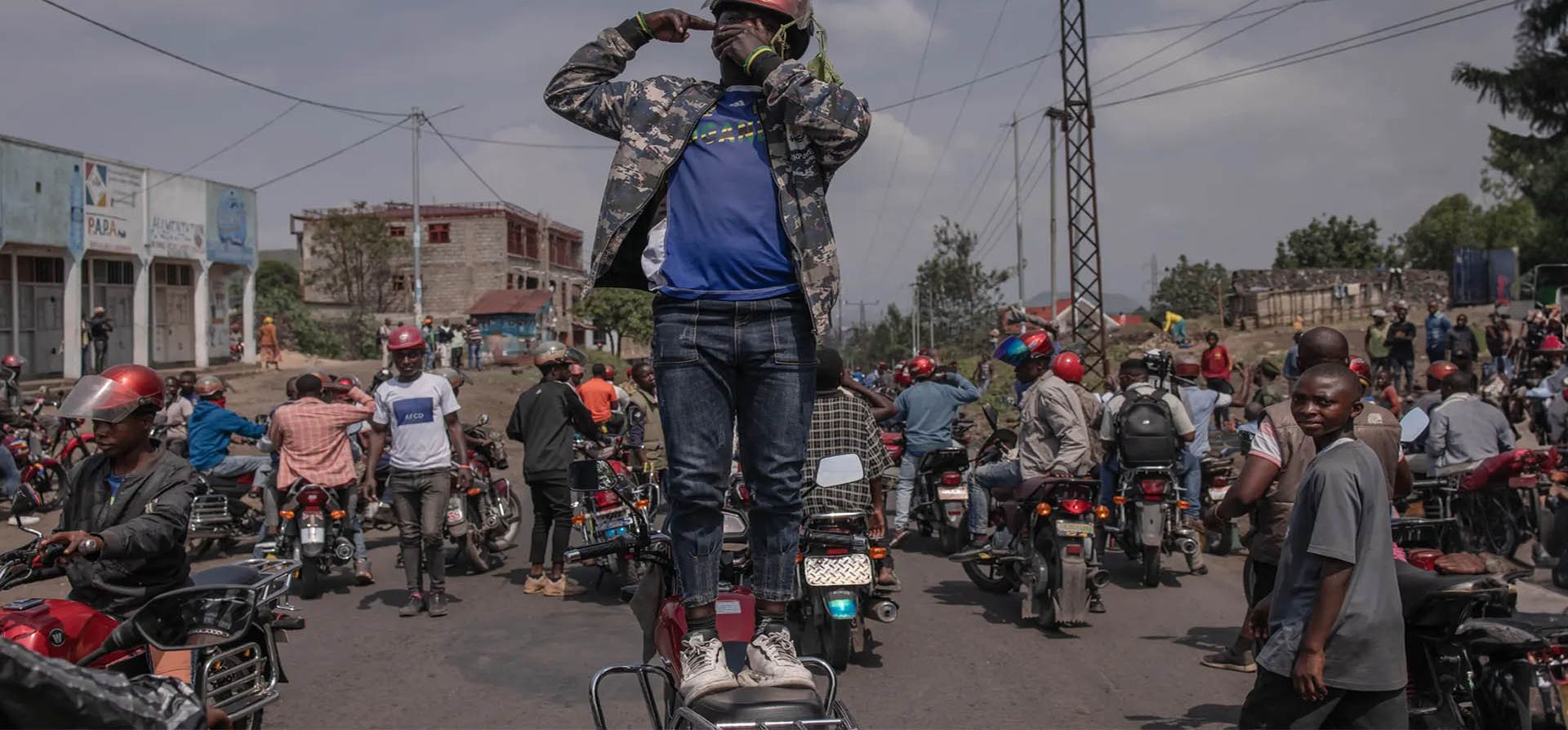 Los manifestantes se reúnen para denunciar lo que consideran la falta de respuesta de la comunidad internacional a la crisis en el este del país, y para mostrar su apoyo al ejército congoleño y a la milicia progubernamental Wazalendo, Goma, República Democrática del Congo. Fotografía: Guerchom Ndebo/AFP/Getty Images Los manifestantes se reúnen para denunciar lo que consideran la falta de respuesta de la comunidad internacional a la crisis en el este del país, y para mostrar su apoyo al ejército congoleño y a la milicia progubernamental Wazalendo, Goma, República Democrática del Congo. Fotografía: Guerchom Ndebo/AFP/Getty Images