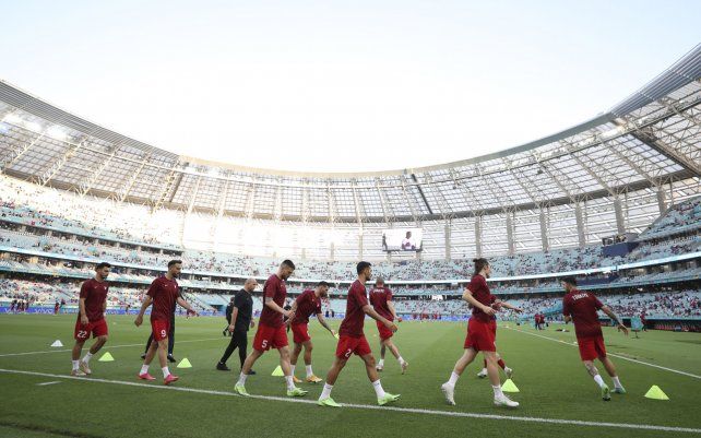Los jugadores de Turquía entran en calor antes del inicio del partido del grupo A del campeonato de fútbol de la Eurocopa 2020 entre Turquía y Gales, en el Estadio Olímpico de Bakú en Bakú, Azerbaiyán.