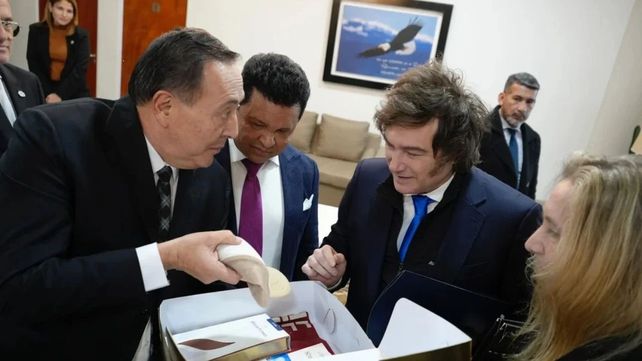 El pastor Jorge Ledesma le entrega un presente al presidente Javier Milei ante la presencia de Karina Milei. El pastor Jorge Ledesma le entrega un presente al presidente Javier Milei ante la presencia de Karina Milei.