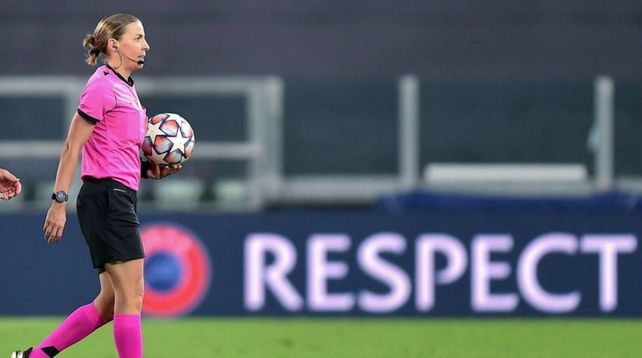 La jueza Stéphanie Frappart durante el choque entre Juventus-Dinamo de Kiev.