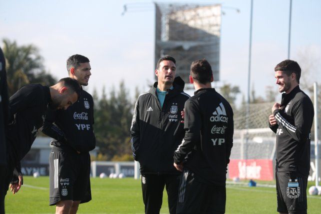 Scaloni dialoga con Messi. Paredes escuha, De Paul ríe y Otamendi está en otra.