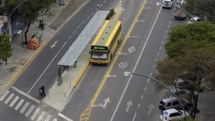 El Metrobus comenzó a funcionar en su primer tramo desde el 30 de junio de 2016 por avenida Alberdi entre Salta y Portugal. Algunos vecinos y una edila oficialista quieren eliminarlo.
