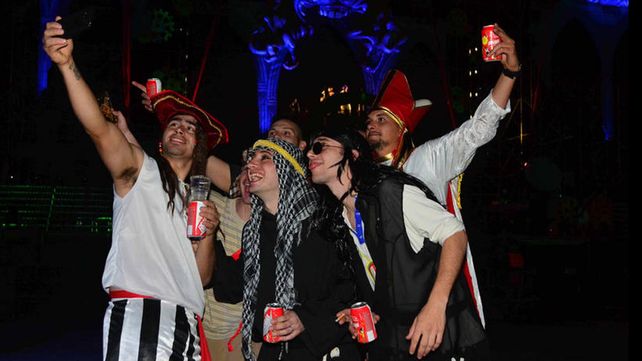 Paraná vivió su noche disfrazada junto a miles de visitantes de todo el país