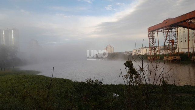 Martes que comienza con una espesa niebla que cubre la ciudad de Santa Fe