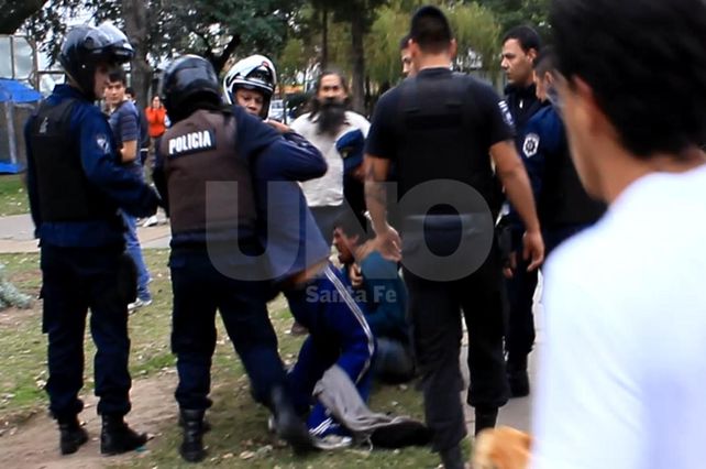 Arrestos. Momento en el que los policías de la agrupación Cuerpos de la UR I La Capital