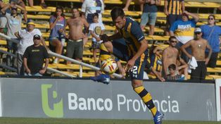 Almada. El juvenil defensor viene demostrando estar preparado para jugar en la élite.
