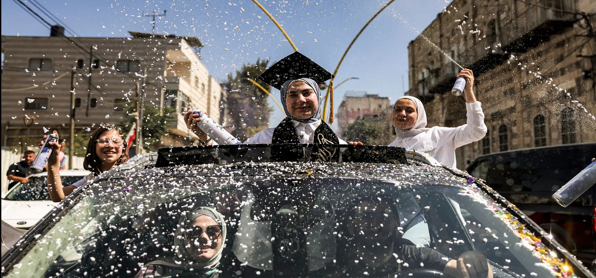 Hebrón, Cisjordania ocupada por Israel. Los estudiantes celebran después de que el Ministerio de Educación palestino anunciara los resultados de los exámenes de diploma de la escuela secundaria. Fotografía: Hazem Bader/AFP/Getty Images Hebrón, Cisjordania ocupada por Israel. Los estudiantes celebran después de que el Ministerio de Educación palestino anunciara los resultados de los exámenes de diploma de la escuela secundaria. Fotografía: Hazem Bader/AFP/Getty Images