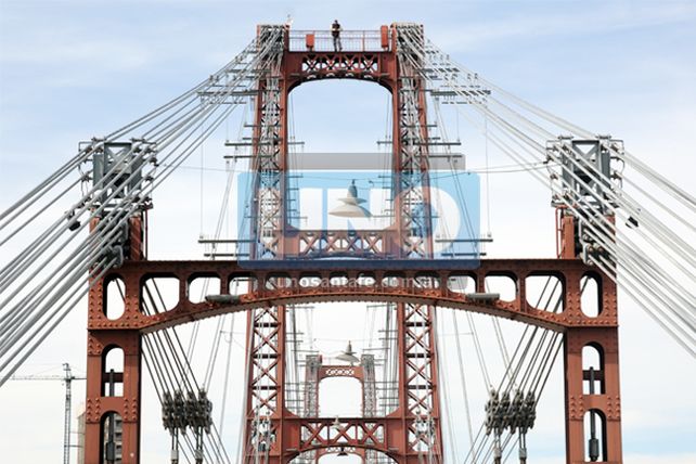 Un remisero de la cooperativa amagó a tirarse del puente