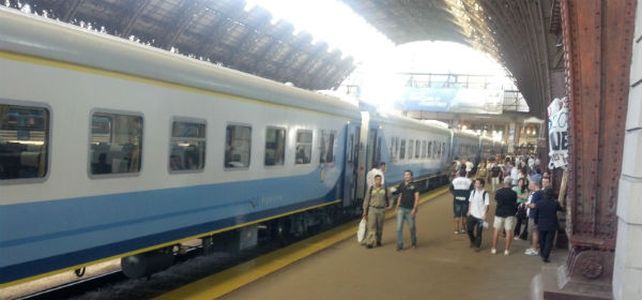El primer servicio del tren que une Rosario con Buenos Aires partió en hora desde la Estación Retiro.