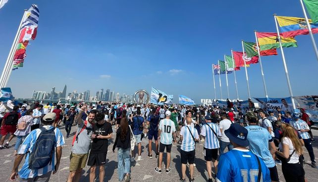 Hinchas argentinos realizaron un banderazo para darle apoyo a la selección nacional