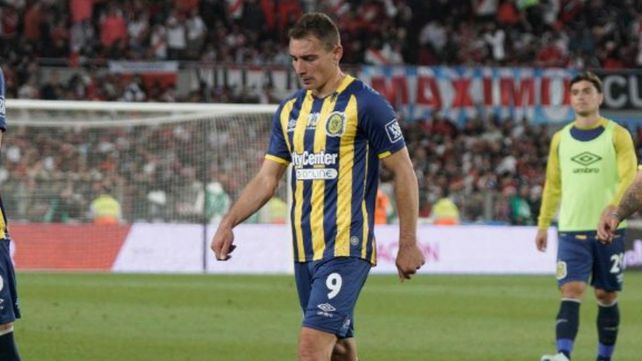 Marco Ruben se va al vestuario del Monumental y en ese momento no pensaba que Ariel Holan lo sacaría. Polémica grande en Rosario Central.