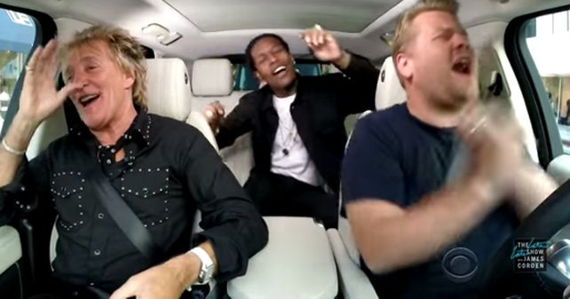 El video de Rod Stewart haciendo un desopilante karaoke en un auto