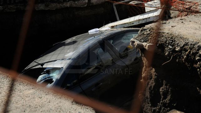 Otro auto cayó en la obra de desagües de Mariano Comas