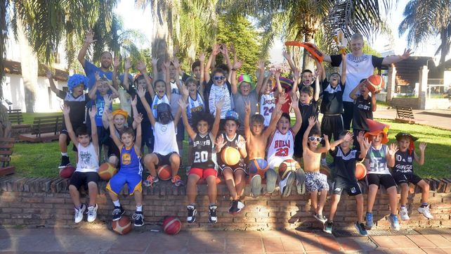 Los Mini y Premini de Estudiantes anticiparon el Carnaval en el Playón del Club para UNO. Se esperan cuatro jornadas a pura diversión. &nbsp;