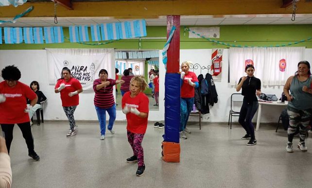 A la escuela de boxeo femenino de barrio Las Flores asisten mujeres de entre 15 y 60 años.