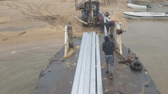 Los operarios ya traban en la zona costera para montar las estructuras del muelle.