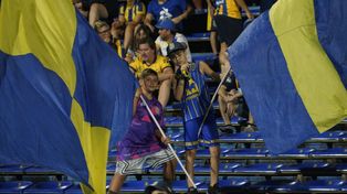 Los pequeños hinchas de Central llevan bien altas las banderas auriazules en un Gigante festivo para ver a su equipo ante Talleres.