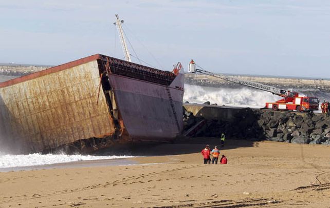 Catastrófico. Una ola partió al carguero Luno y lo arrojó a la costa.