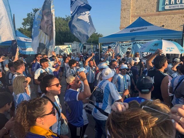Locales otra vez. Los hinchas argentinos ya palpitan el partido del lunes ante Austria.