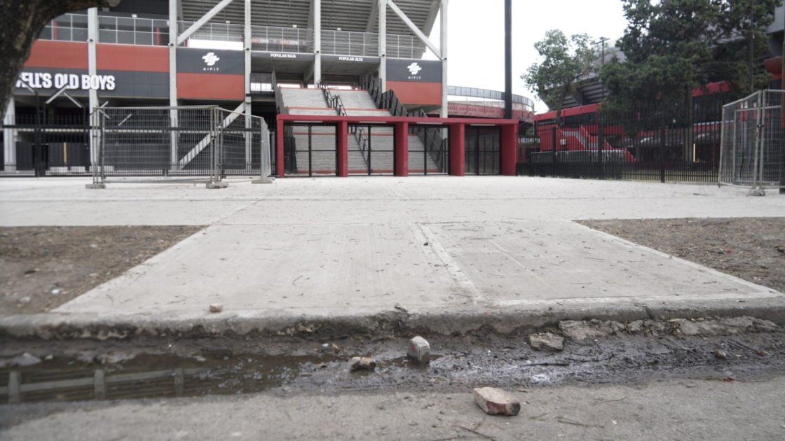 En la zona de la cancha de Newells quedaron tirados pedazos de piedras tras los disturbios del martes 29 de septiembre de 2026.