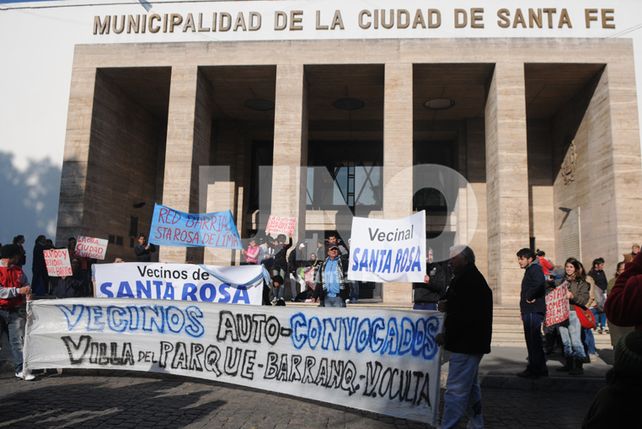 Vecinos del oeste de la ciudad se manifestaron frente a la Municipalidad