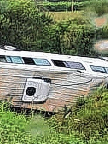 Ruta 2: una combi despistó y volcó en medio de la lluvia