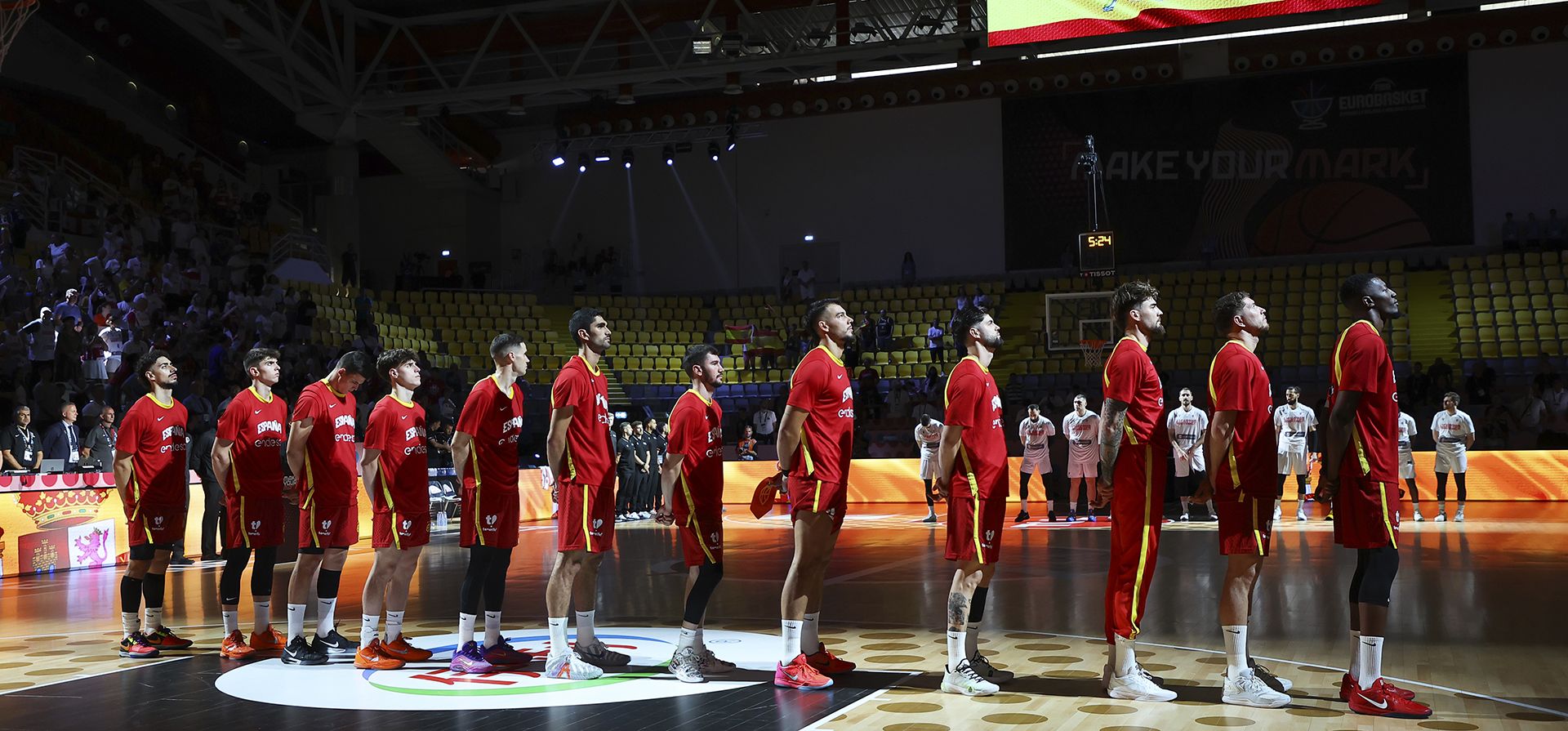 Los jugadores de España escuchan el himno nacional antes del inicio del partido del Grupo C del Eurobasket, la Eurocopa de Baloncesto, entre España y Georgia en el Spyros Kyprianou Arena de Limassol, Chipre, el jueves 28 de agosto de 2025. (Foto AP/Chara Savvidou) Los jugadores de España escuchan el himno nacional antes del inicio del partido del Grupo C del Eurobasket, la Eurocopa de Baloncesto, entre España y Georgia en el Spyros Kyprianou Arena de Limassol, Chipre, el jueves 28 de agosto de 2025. (Foto AP/Chara Savvidou)